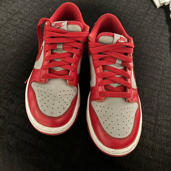 Grey and red Nike dunks size 5 in MEN which would be 7 IN WOMEN, unisex sneakers - Picture 3 of 4